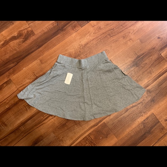 Short grey skirt - Picture 1 of 4